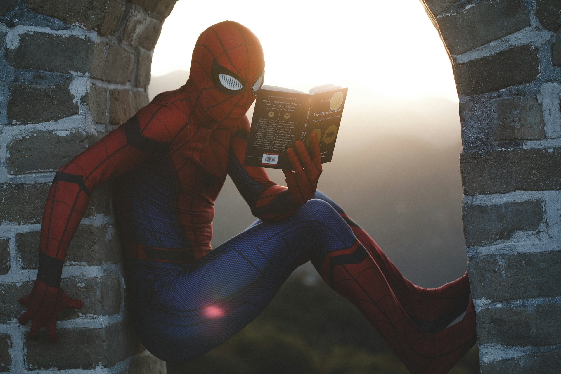 Homem-aranha sentado com um livro